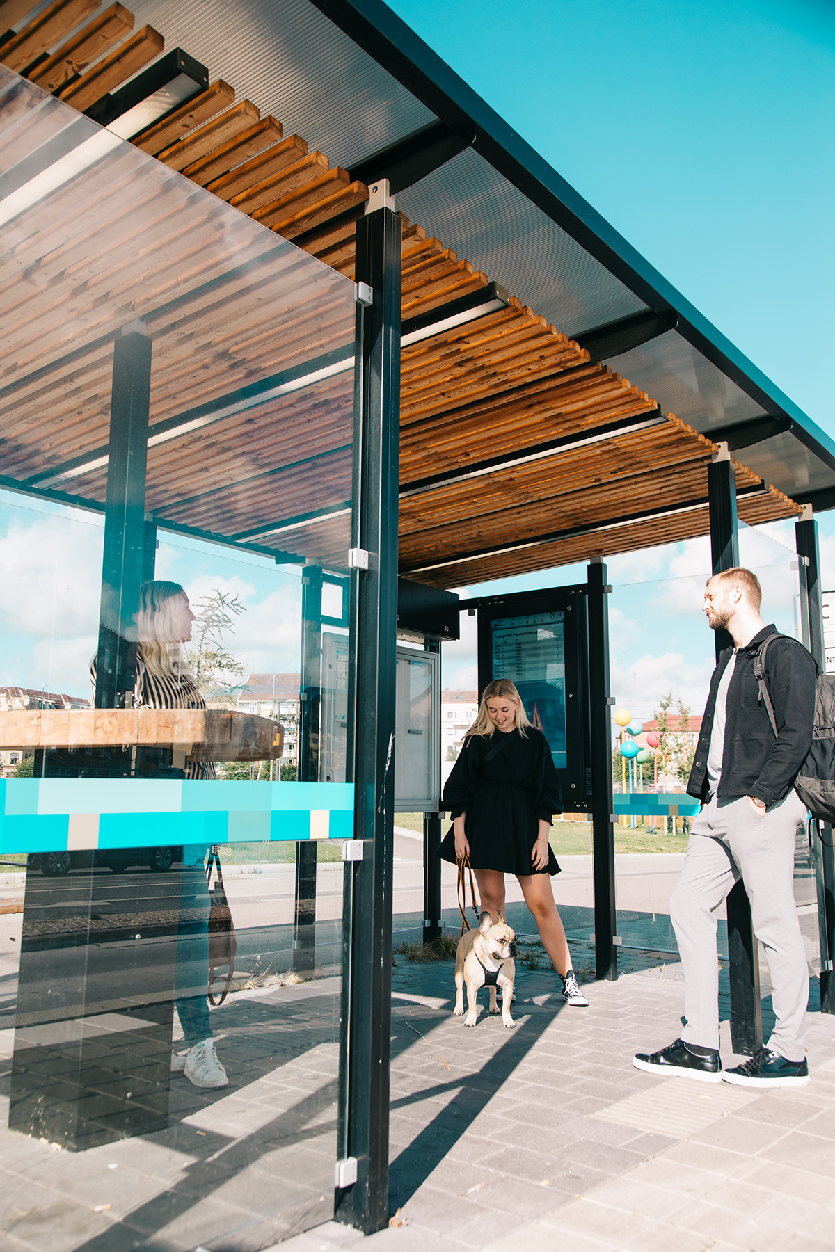 Väntkur Funky Town med reklamvitrin